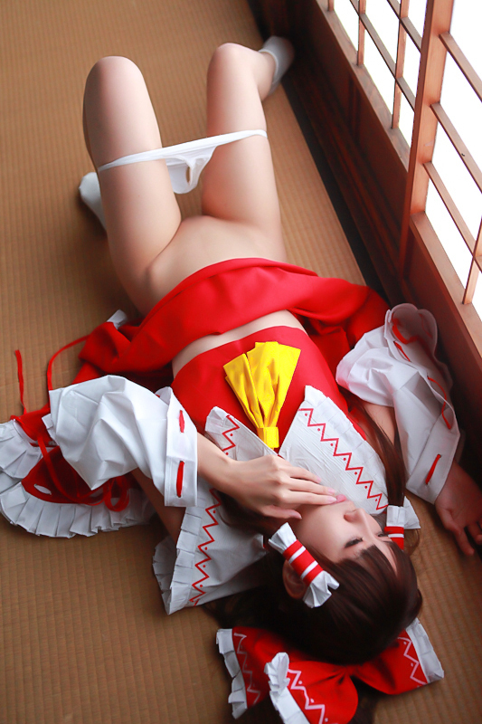 [Cosplay] Reimu Hakurei with dildo and toys - Touhou Project Cosplay